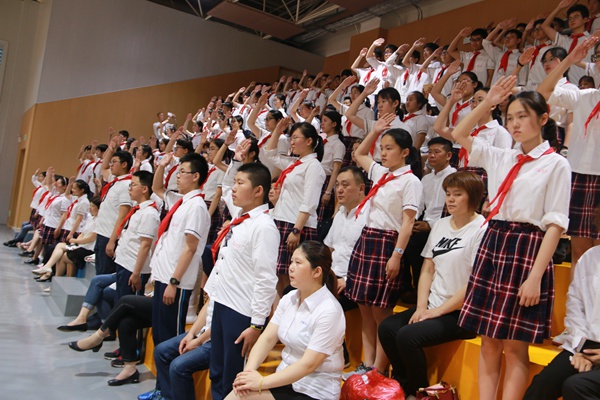 13同学们向队旗敬礼2.jpg