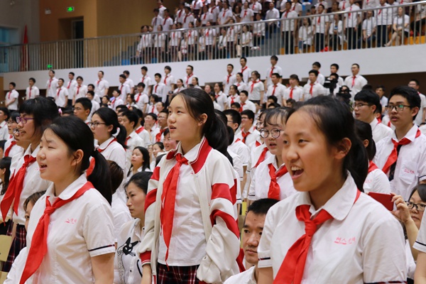 14同学们高唱《少先队队歌》.jpg