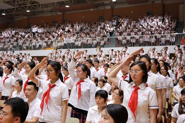 13同学们向队旗敬礼1.jpg