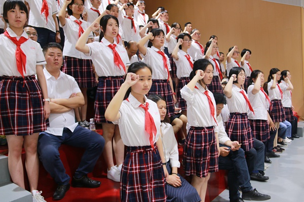 15同学们向队旗宣誓.jpg