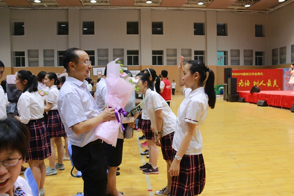 20学生给老师献花1.jpg