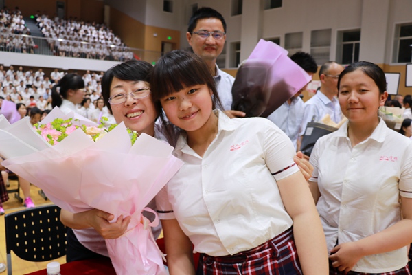 21学生和老师合影.jpg