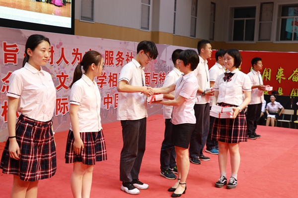22殷校长为学生颁发《毕业纪念册》.jpg