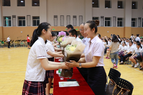 20学生给老师献花2.jpg