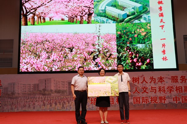 24童校长接受学生送给学校礼物“一片李树林”.jpg