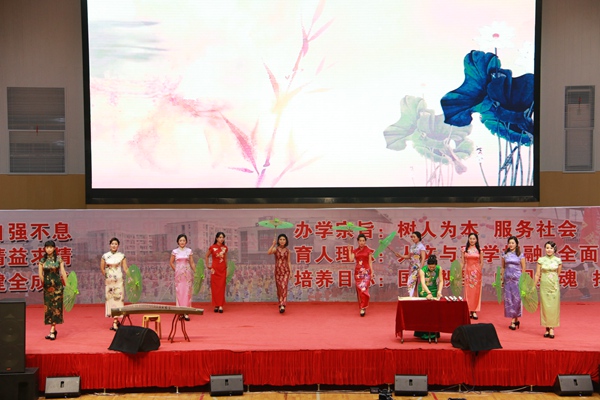 25家长表演旗袍秀.jpg