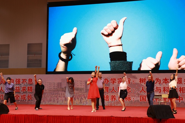 27家长为学生鼓劲2.jpg