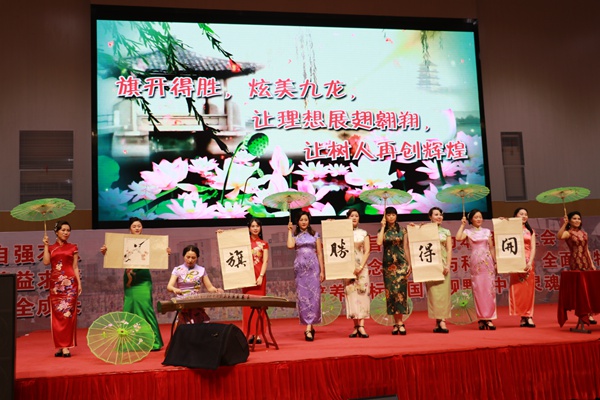 26家长献上祝福.jpg