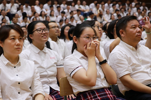 28学生和家长投入到三年视频回顾中.jpg