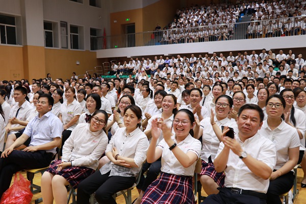 29学生和家长对老师的演唱热烈鼓掌2.jpg