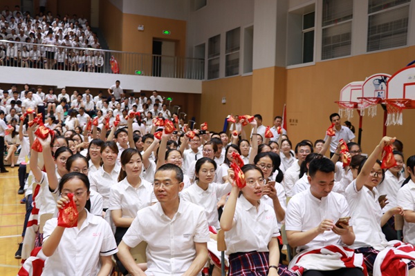 31学生们手举“状元糕粽”.jpg