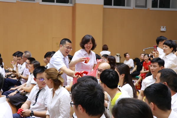 30老师们为学生送“状元糕粽”.jpg