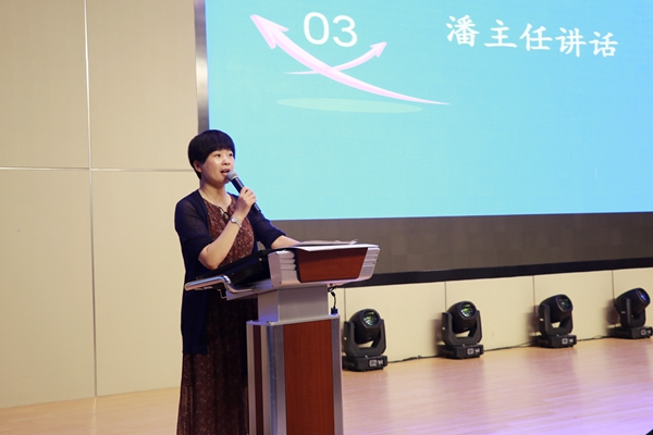 10初二年级主任潘金霞讲话.jpg