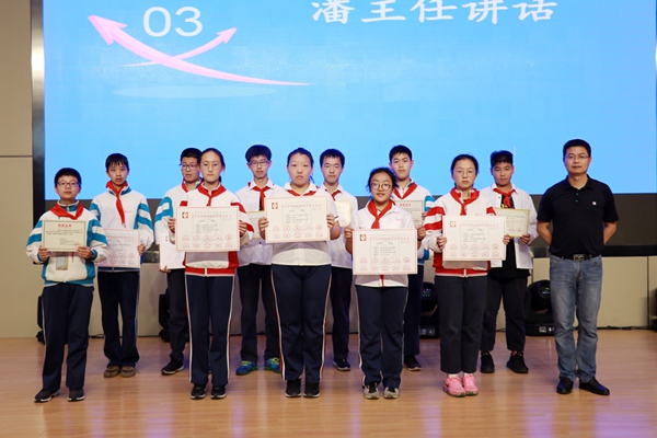 12科技创新大赛获奖合影.jpg