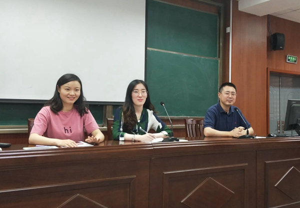 常松主任与两位授课教师.jpg