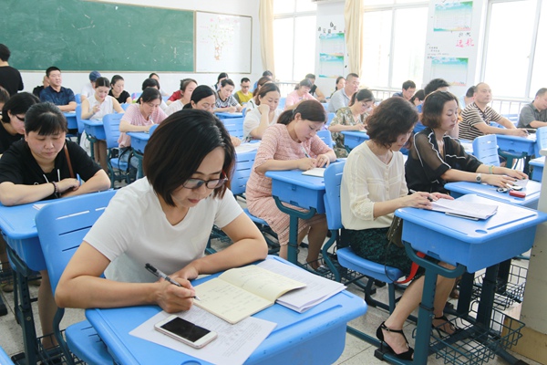 家长认真记录3.jpg