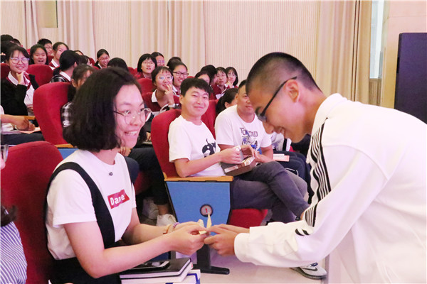 学生为老师赠送千纸鹤.JPG