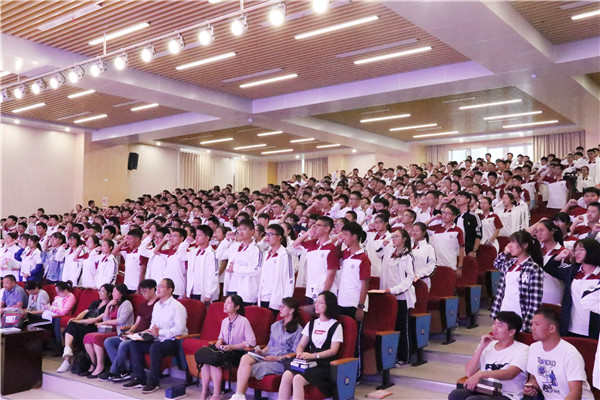 全体同学宣誓.JPG