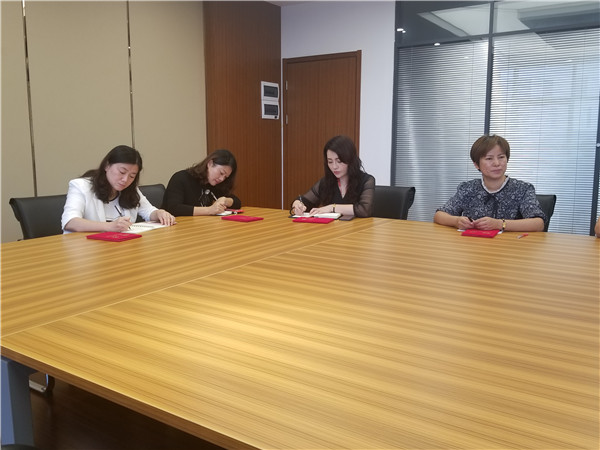 家长代表认真记录.jpg