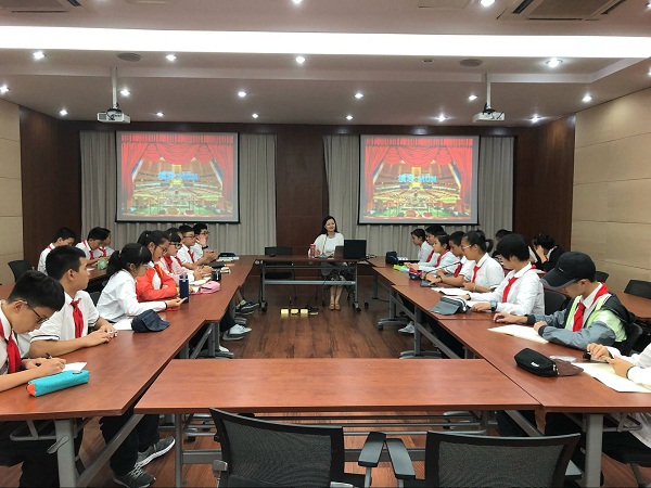 李巧巧老师向同学们介绍模联.png