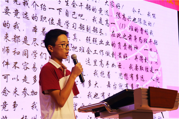 曹畅同学英文演讲.JPG