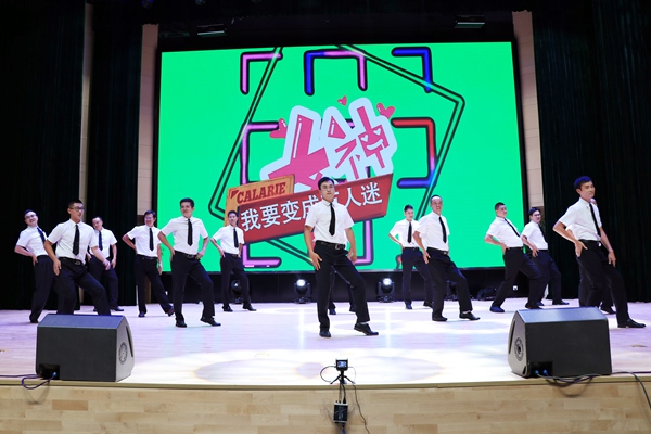 14男教师舞蹈《燃烧我的卡路里》.jpg