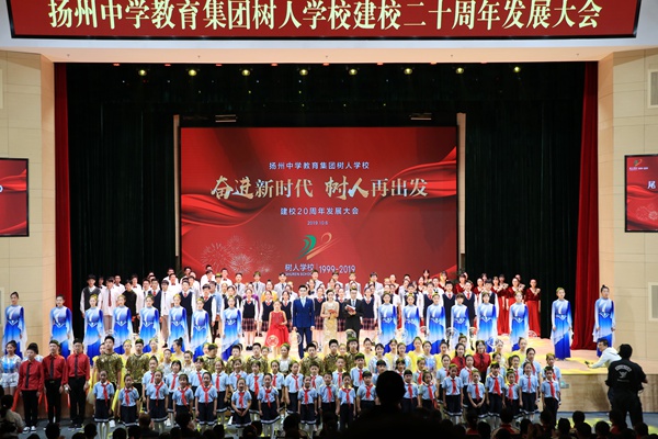 25齐唱校歌.jpg