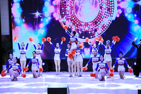 12创意体育表演《青春动起来》.jpg