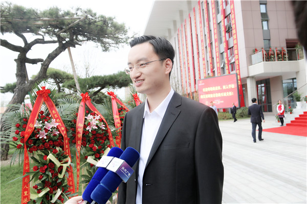 校友张冬冬接受采访.JPG