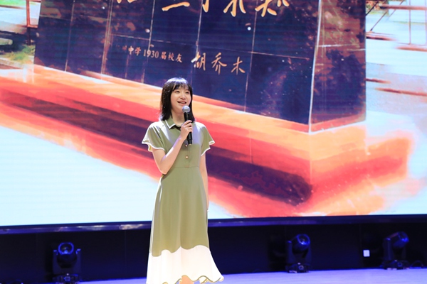 09。2013届毕业生李牵带来的微朗诵《岁月如歌》.jpg