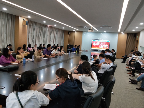 全体初三教师参加会议.jpg