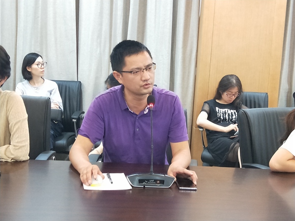 初三年级主任卢生茂老师主持.jpg
