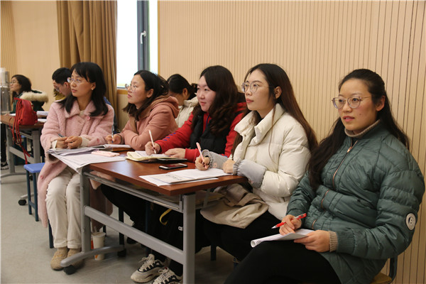 英语老师认真观摩.jpg