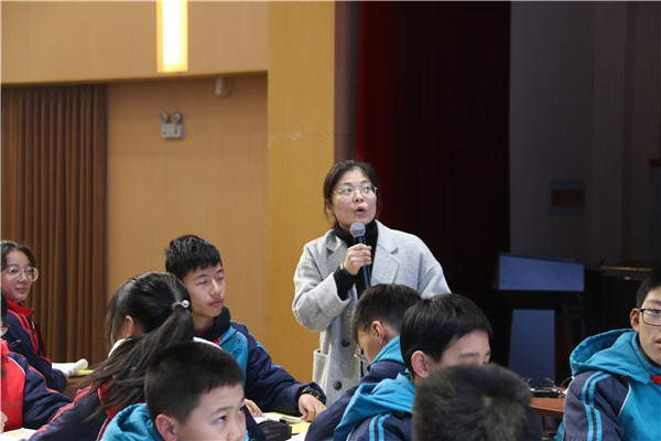 仪征市实验中学东区校的卞成琳老师展示.jpg