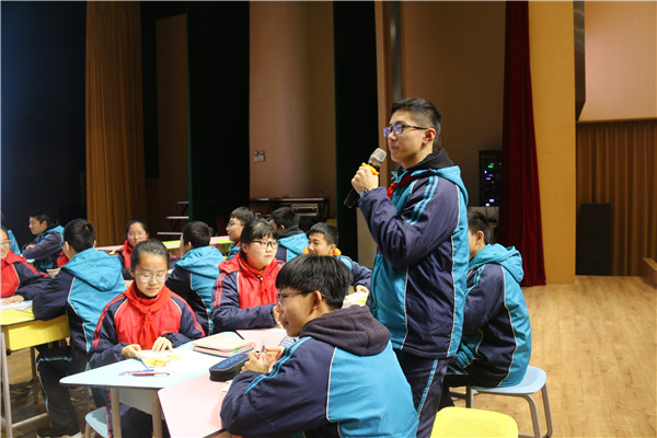 学生积极参与课堂活动.jpg