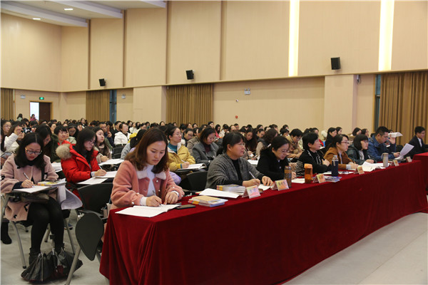 扬州市英语教研员张利琴及其他嘉宾.jpg
