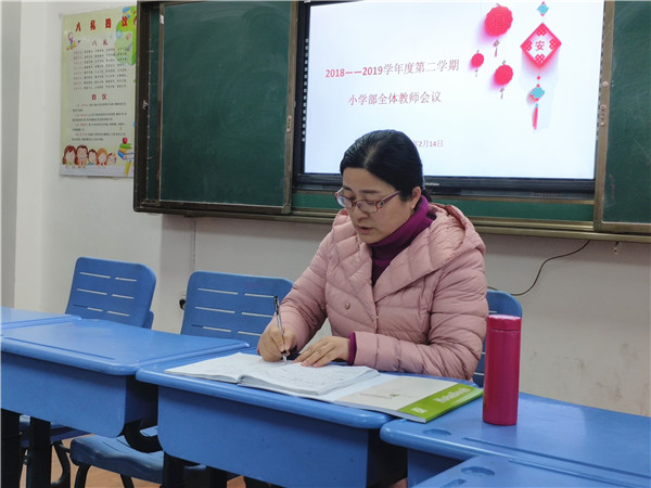 1.姜主任主持会议.jpg