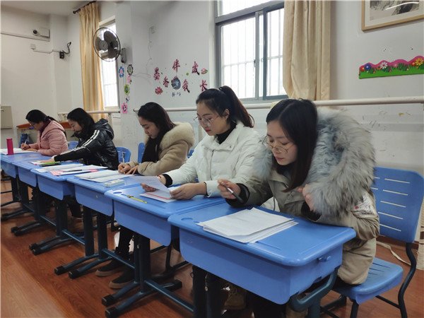 9.老师们认真聆听.jpg
