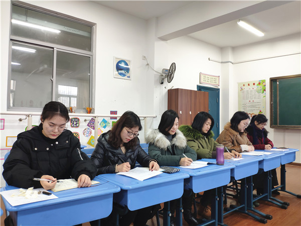 10、老师们领会会议精神.jpg