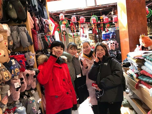 逛小商店.jpg
