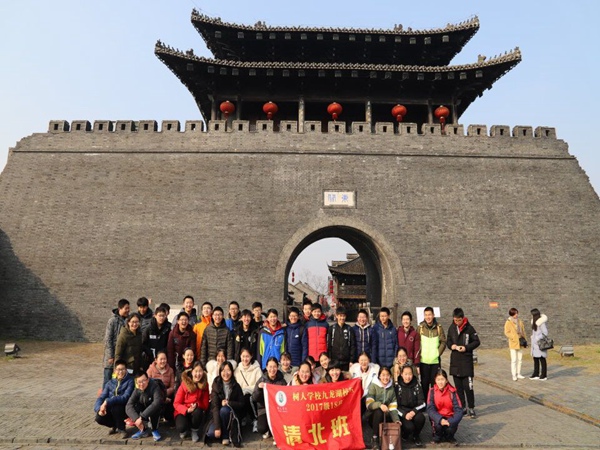 东城门下合影.jpg