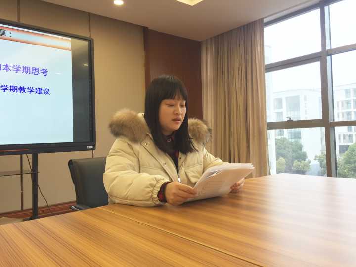 优秀班主任代表张庆芳老师发言.jpg