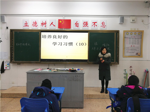 8 郑老师在上课.jpg