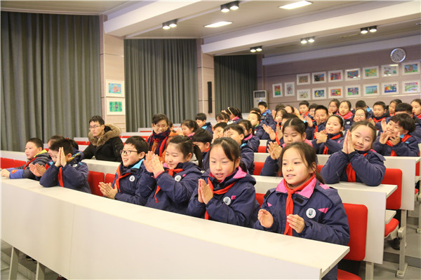 2  孩子们拍手迎接新学期.jpg