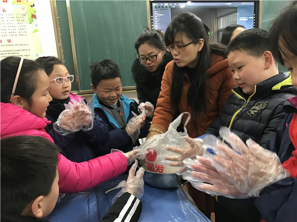 老师给学生们发面团.jpg