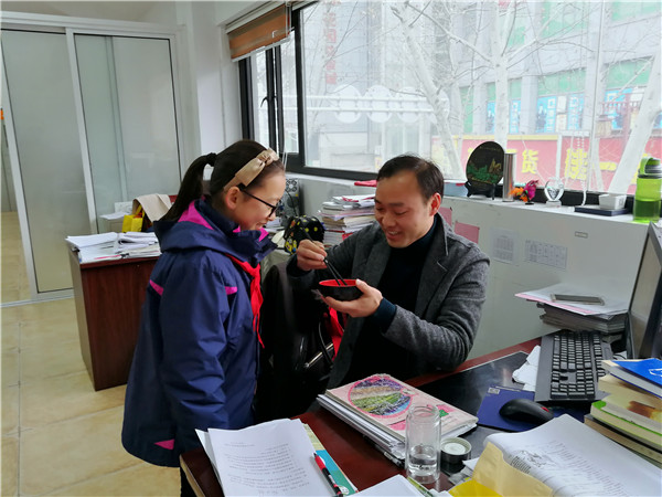 五年级学生给老师送元宵.jpg