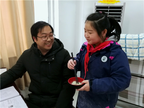 三年级学生给老师送元宵.jpg