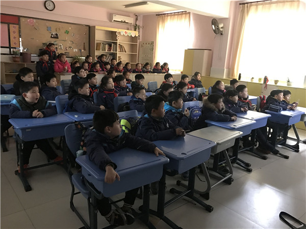 6同学们认真观看电影.jpg