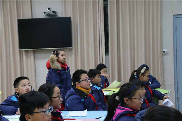 4   学生回答问题.jpg