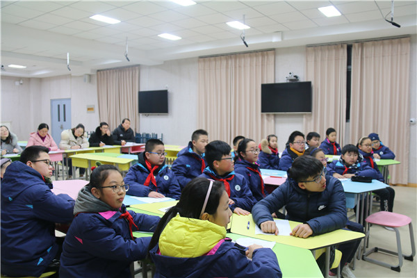 7   学生认真听讲.jpg